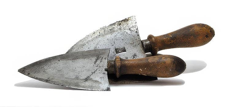 Gli speciali coltelli a doppia lama con manico di legno venivano fatti fare appositamente per noi.